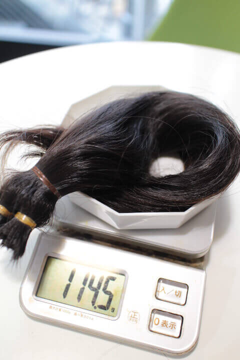Q ヘアドネーションで切った ３１ｃｍ以上の髪の毛って どのくらいの重さ G だと思いますか 体重は軽くなるの 美容師 ヨシノブログ
